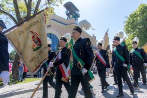 Przemarsz górniczych pocztów sztandarowych. W tle budynek szybu Regis wraz z wieżą szybową