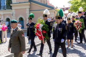 Przemarsz delegacji ulicami Wieliczki. W tle fragment budynku szybu Regis