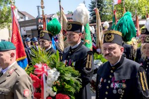 Uczestnicy uroczystości: górnicy w galowych mundurach