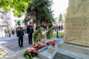 Delegacja Kopalni Soli "Wieliczka" S.A. składa kwiaty: Członek Zarządu Łukasz Sadkiewicz, Naczelny Inżynier Górniczy Paweł Ulmaniec, Główny Inżynier Wojciech Jakubiak. Wszyscy panowie w galowych mundurach, w czako z zielonym pióropuszem