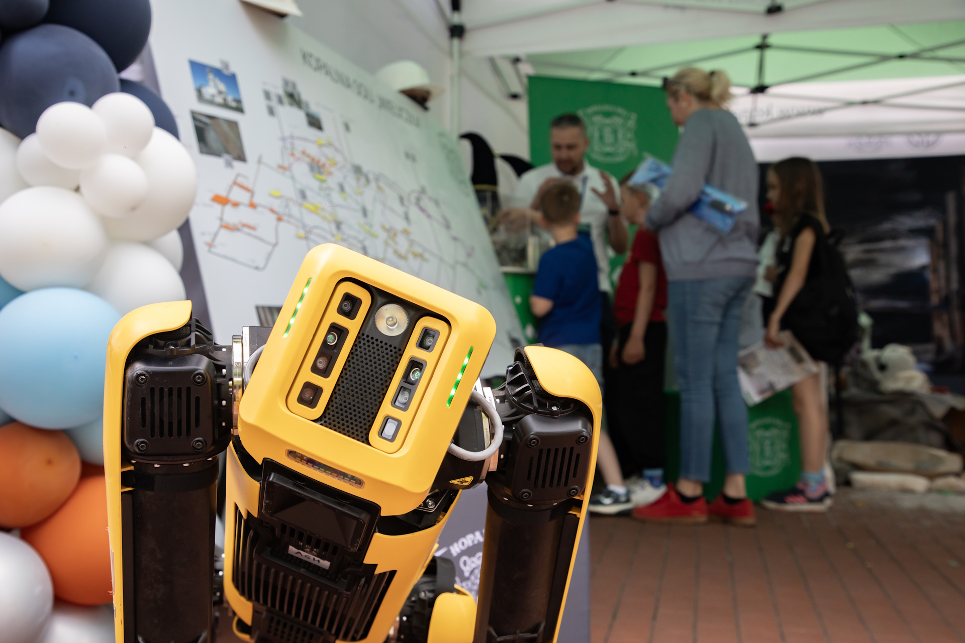 Żółto-czarny robot na tle kopalnianego stoiska