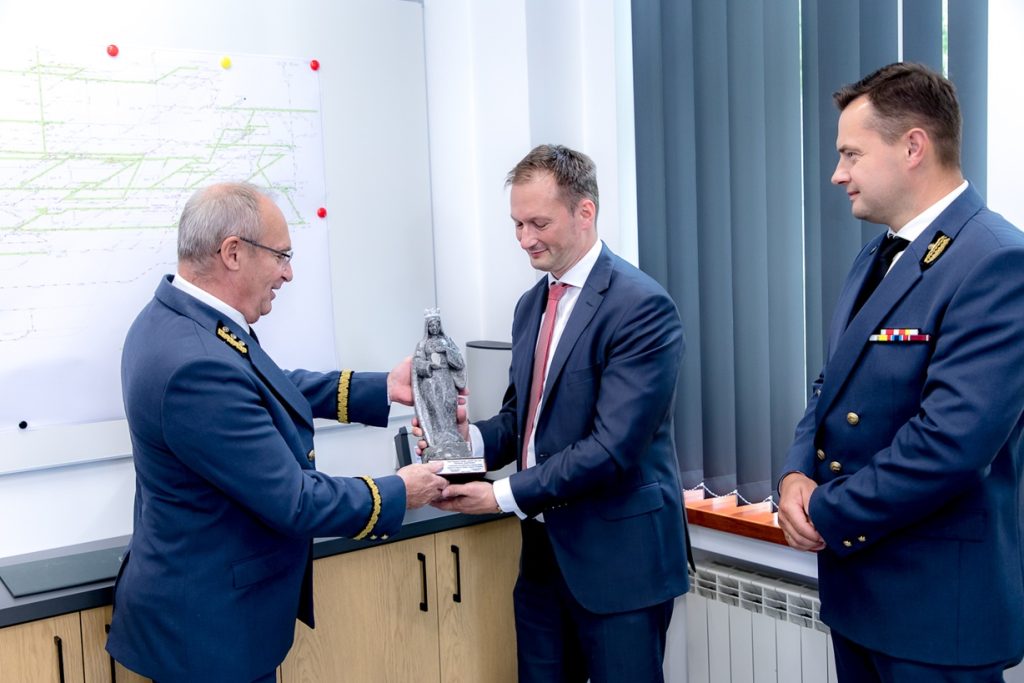 Przekazanie pamiątkowej rzeźby solnej, przedstawiającej wizerunek św. Kingi na ręce wykonawcy przedsięwzięcia.