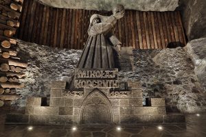 Solny pomnik Mikołaja Kopernika. W uniesionej dłoni astronom trzyma kulę ziemską