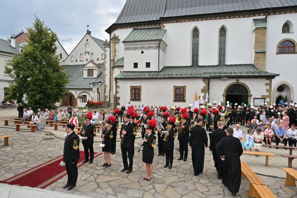 Górnicza orkiestra gra na dziedzińcu klasztoru w Starym Sączu