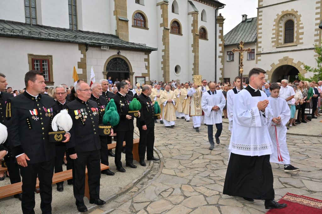 Początek uroczystej Mszy św. Po lewej górnicy w galowych mundurach. Na pierwszym planie Zarząd Kopalni Soli "Wieliczka" S.A. - Prezes Marian Leśny oraz Członek Zarządu Łukasz Sadkiewicz
