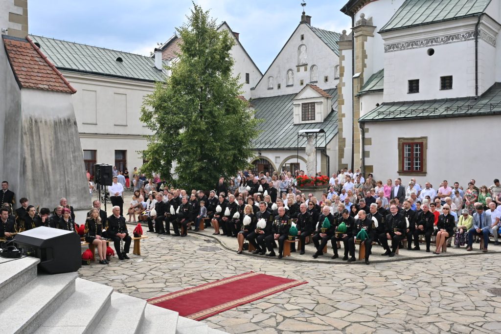 Uczestnicy Mszy św. na dziedzińcu klasztoru sióstr klarysek