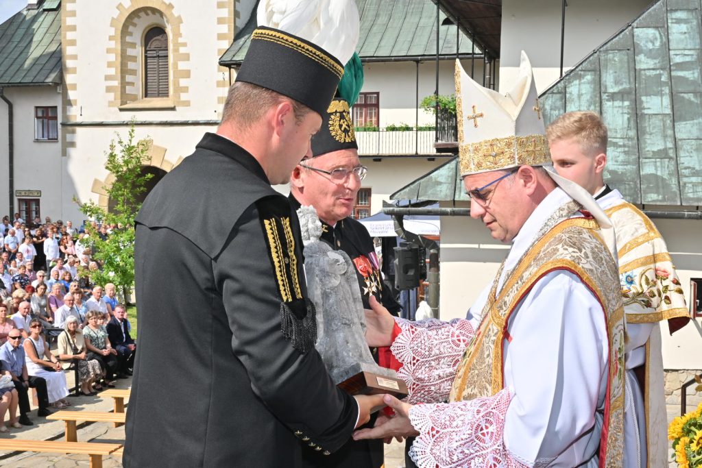 Zarząd Kopalni Soli "Wieliczka" S.A., panowie Marian Leśny i Łukasz Sadkiewicz wręczają biskupowi Chrząszczowi solną figurę św. Kingi