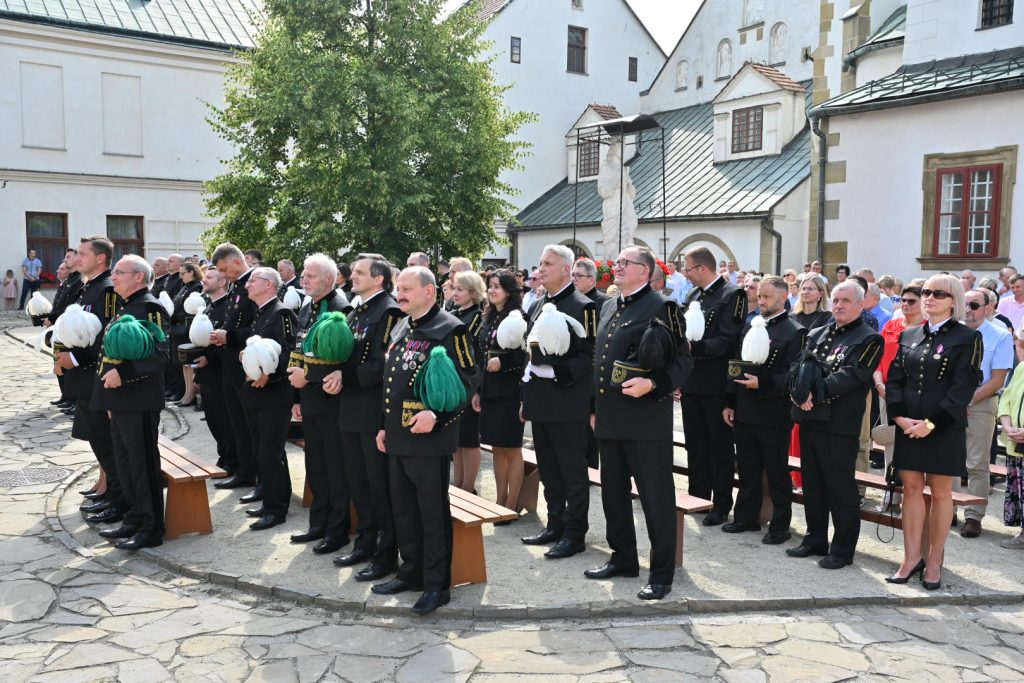 Górnicy w galowych mundurach podczas Mszy św.