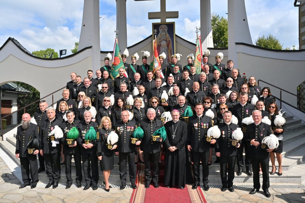 Pamiątkowe zdjęcie uczestników górniczej pielgrzymki