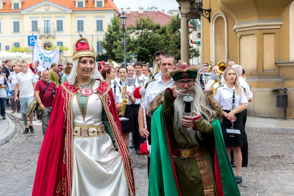 Skarbnik i Św. Kinga prowadzą barwny korowód