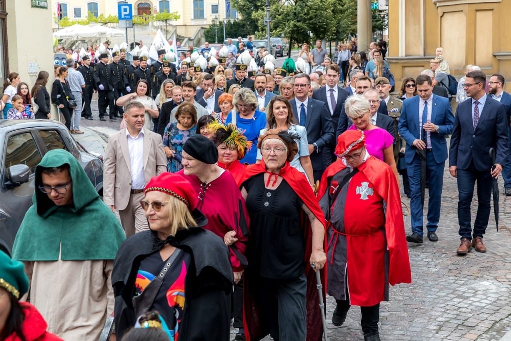 Barwny korowód wyruszył z Rynku Górnego