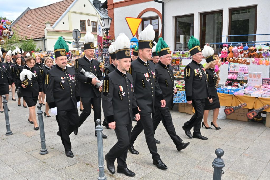 Górnicy maszerują uliczkami Starego Sącza