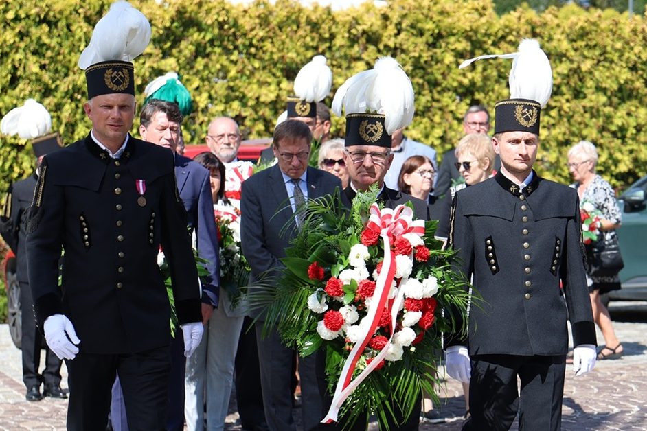 Przedstawiciele MK NSZZ "Solidarność" składają wiązankę kwiatów.