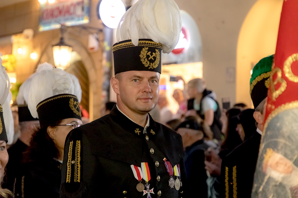 Członek Zarządu Łukasz Sadkiewicz w galowym mundurze