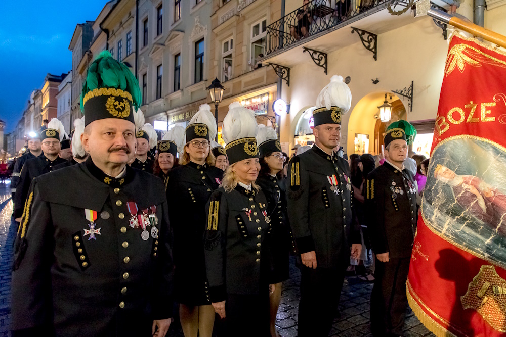 Górnicy w mundurach galowych, po prawej stronie kadru widoczny fragment sztandaru