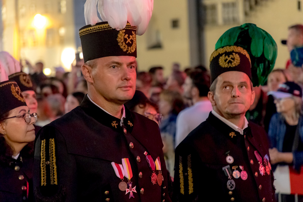 Górnicy w galowych mundurach. Zbliżenie