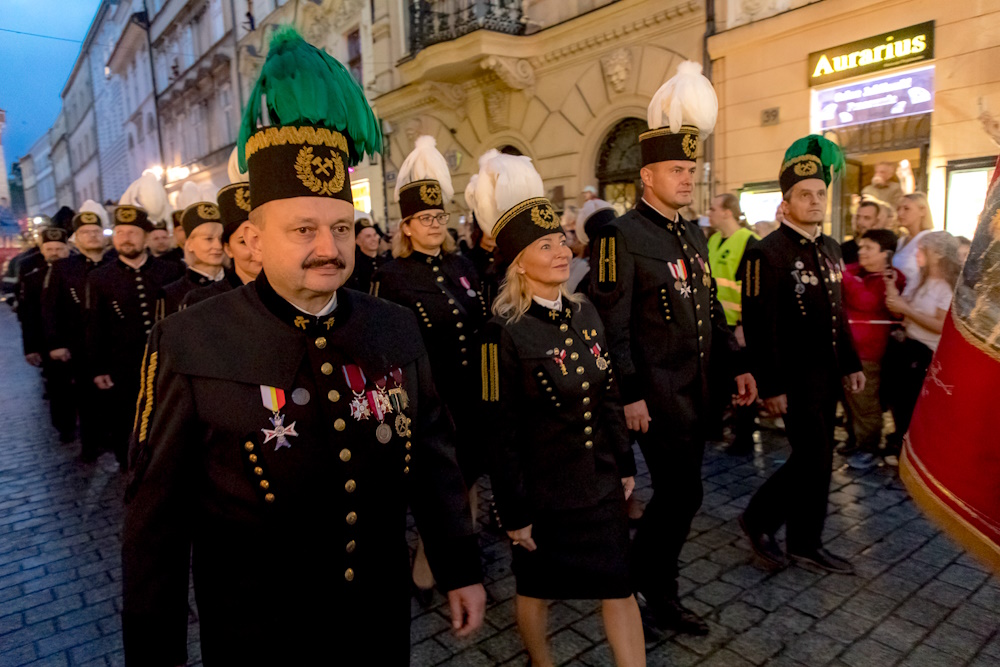 Górnicy w galowych mundurach na ulicy Floriańskiej