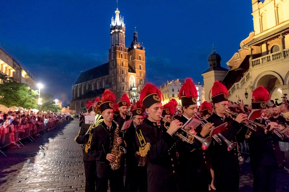 Górnicza orkiestra. W tle Kościół Mariacki