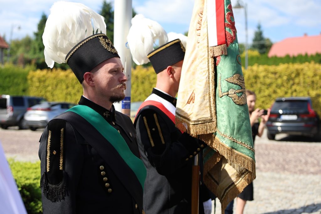 Górnicy wnoszą sztandar podczas uroczystości 45-lecia "Solidarności"