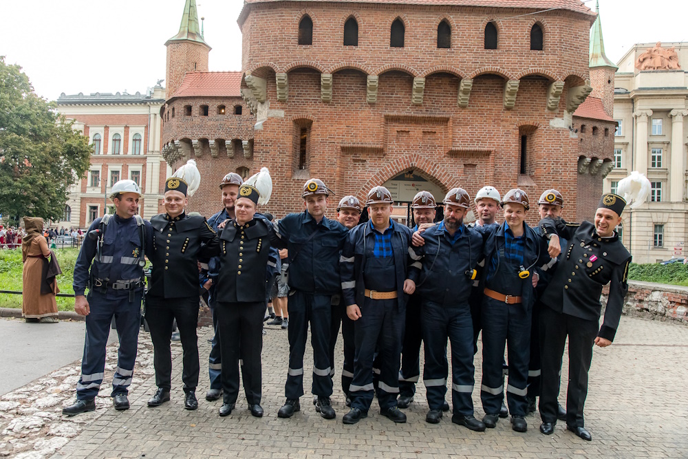 Pamiątkowe zdjęcie uczestników przed Barbakanem
