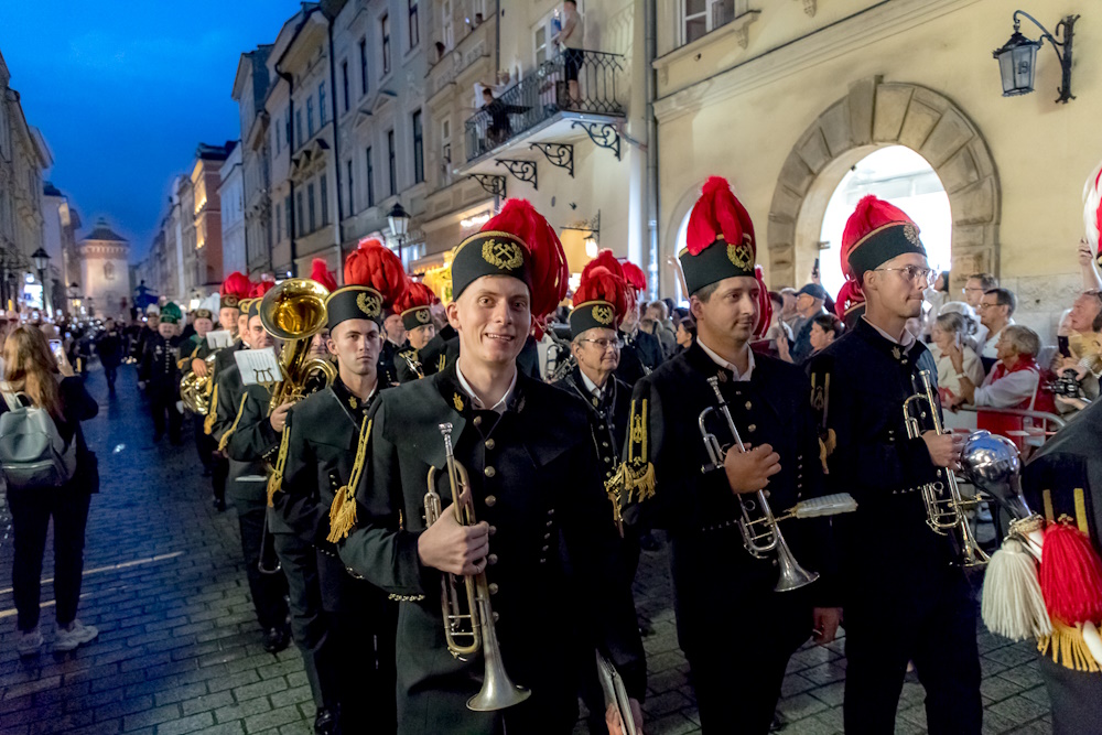 Orkiestra górnicza przechodzi ulicą Floriańską