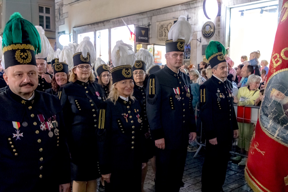 Górnicy w galowych mundurach