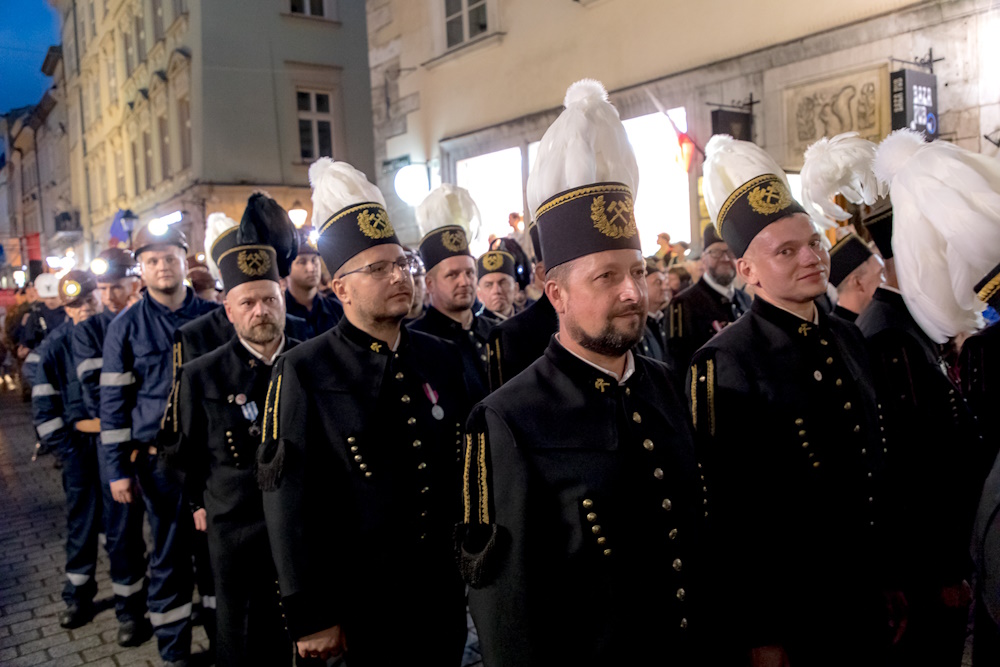 Górnicy w galowych mundurach na ulicy Floriańskiej