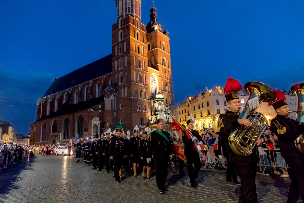Górnicy na rynku. W tle Kościół Mariacki