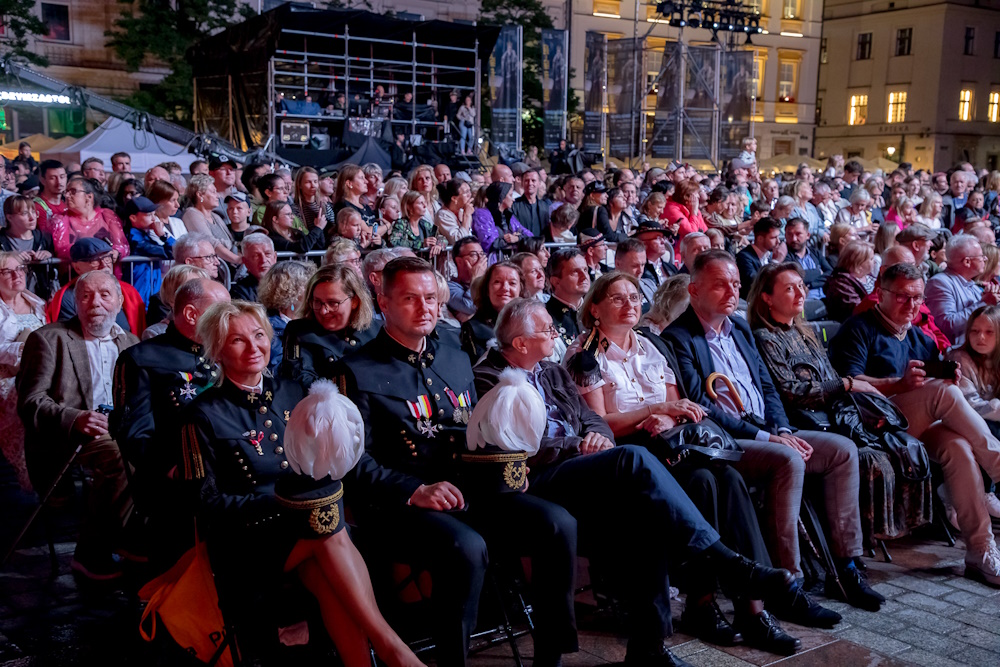 Publiczność śledząca spektakl na scenie