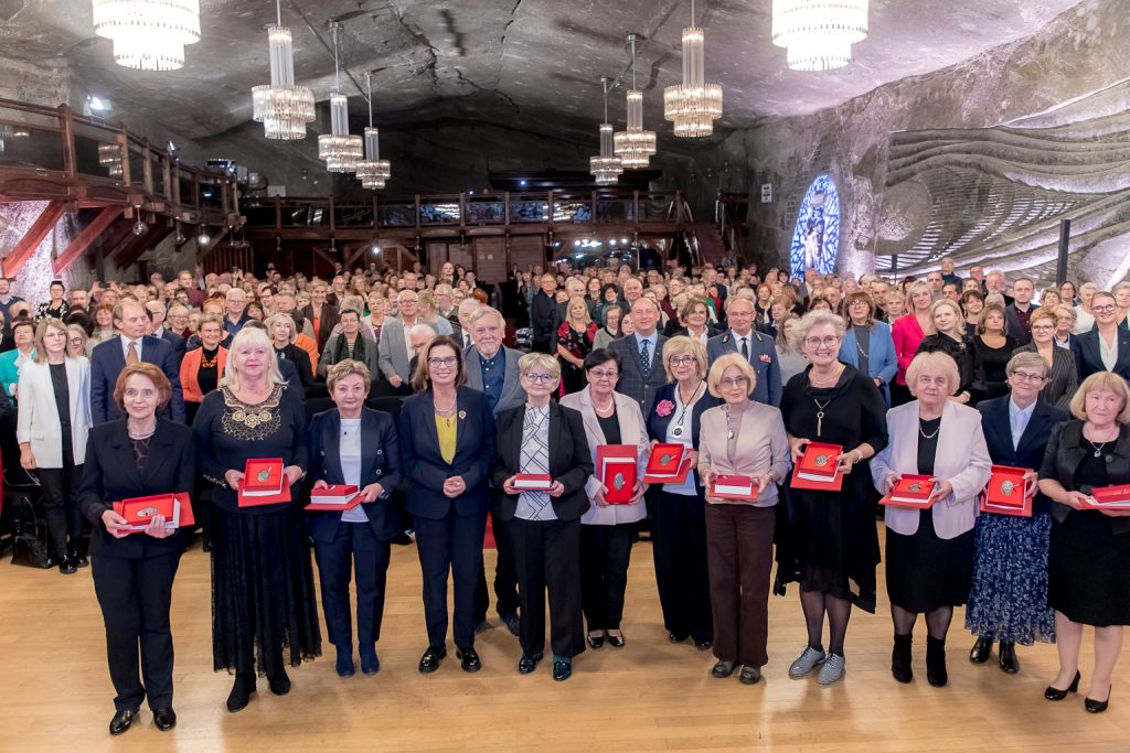 Grupowe pamiątkowe zdjęcie odznaczonych
