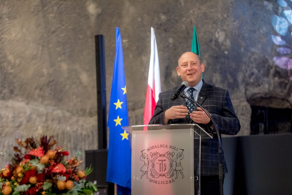 Wojewoda Krzysztof Jan Klęczar przy mównicy podczas wystąpienia