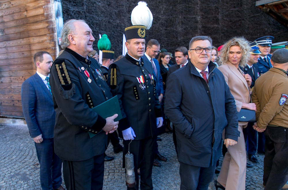 Uczestnicy uroczystości, wśród nich w galowym mundurze Łukasz Sadkiewicz