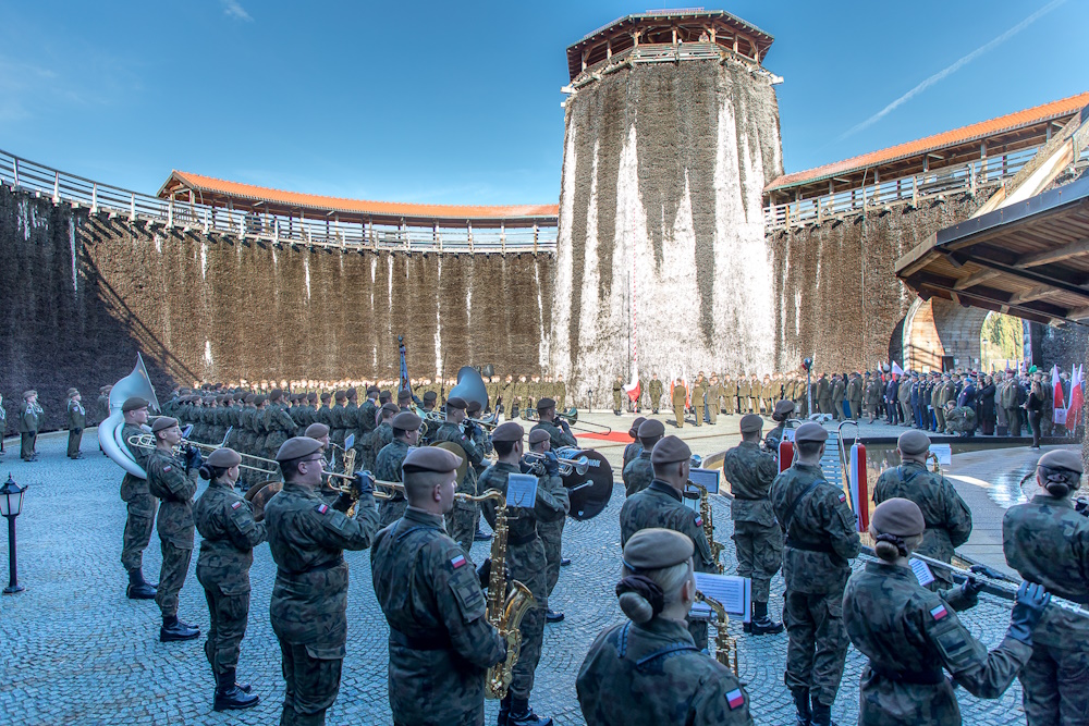 Orkiestra wojskowa w tężni solankowej