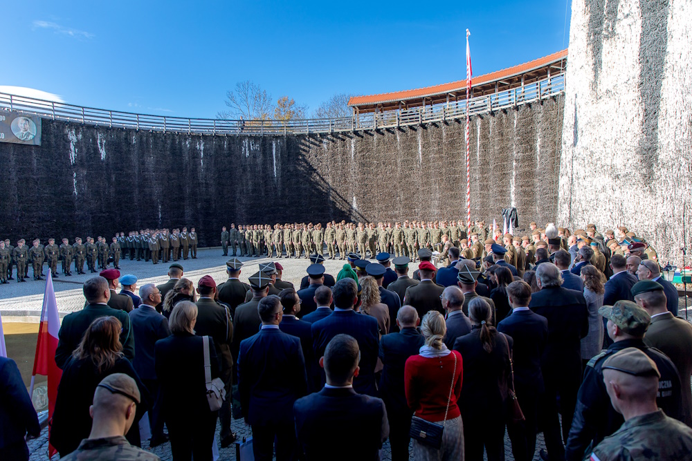 Uczestnicy uroczystości, w tle tężnia solankowa