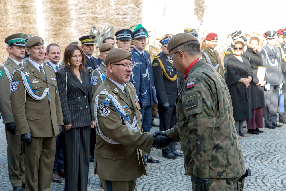 Wojskowi podczas uroczystości przekazania dowództwa