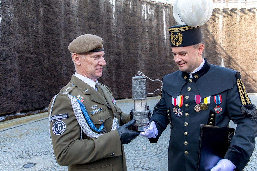 Prezes Sadkiewicz wręcza solną rzeźbę nowemu dowódcy brygady