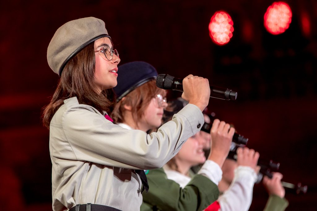 Laureaci podczas występu. Na pierwszym planie dziewczynka w berecie