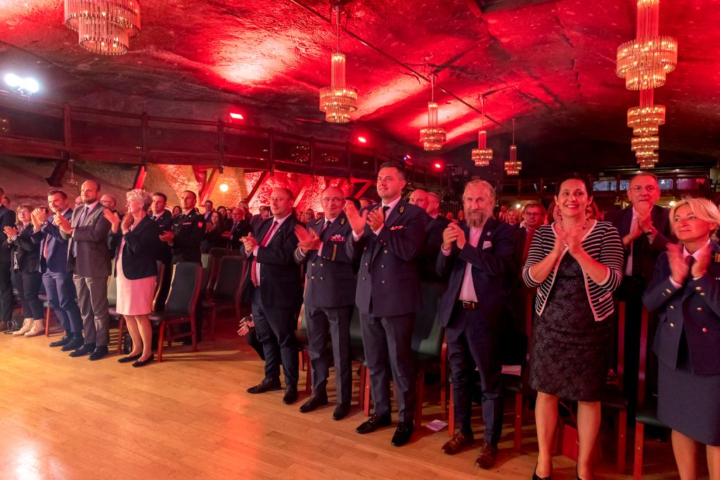 Owacja na stojąco. Widownia oklaskuje laureatów