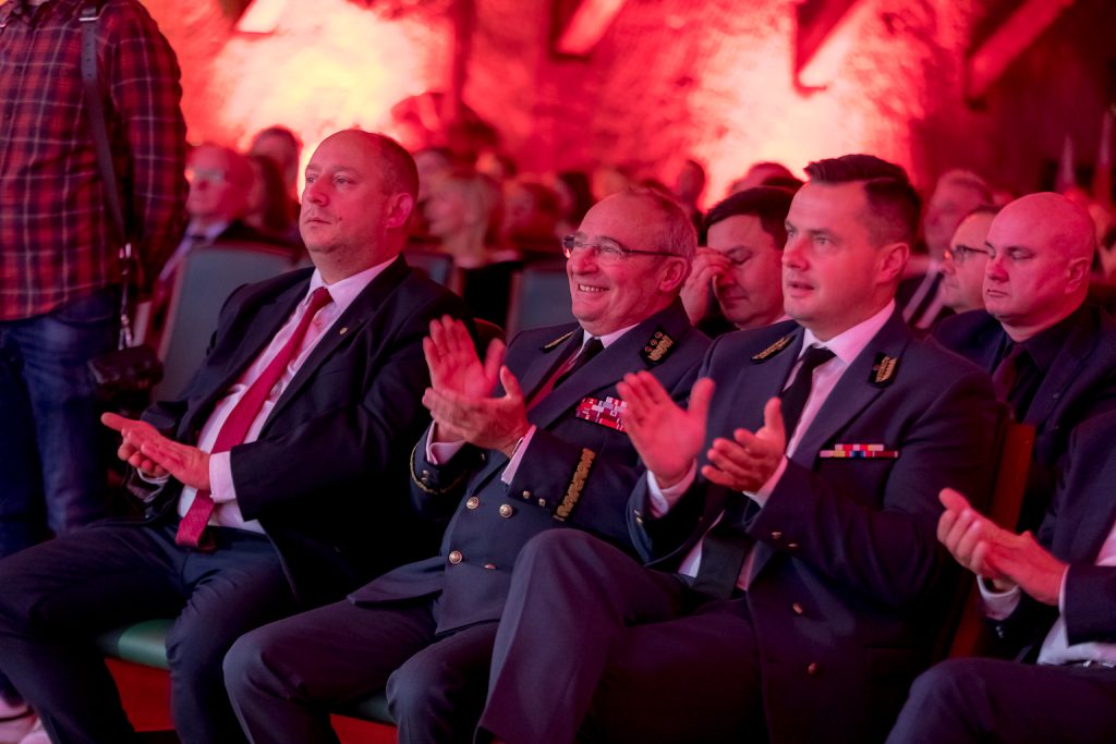 Wojewoda Małopolski Krzysztof Jan Klęczar, Prezes Marian Leśny, Prezes Łukasz Sadkiewicz na widowni