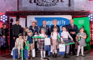 Laureaci na scenie z nagrodami