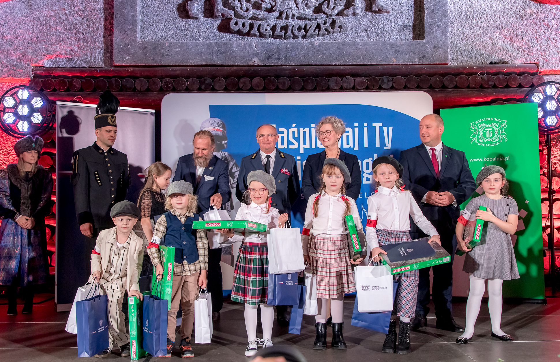 Laureaci na scenie z nagrodami