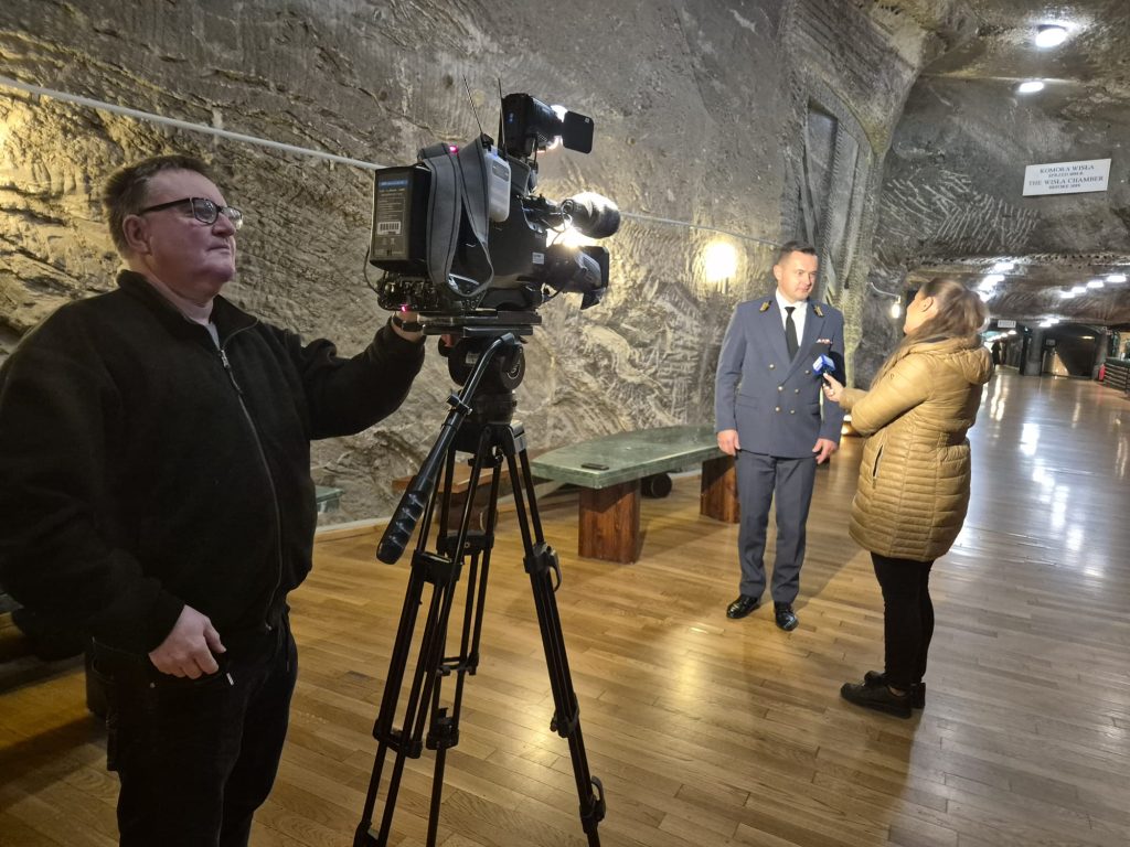 Prezes Sadkiewicz udzielający wywiadu telewizyjnego na temat konkursu