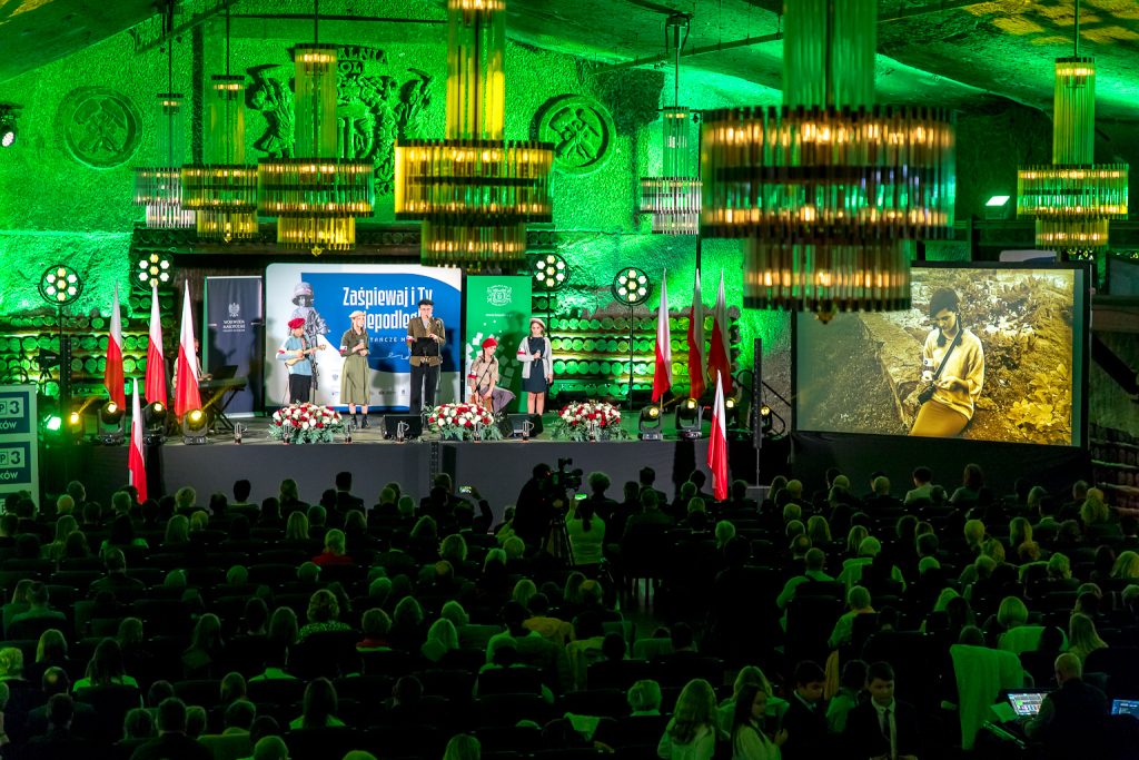 Widok na scenę i publiczność