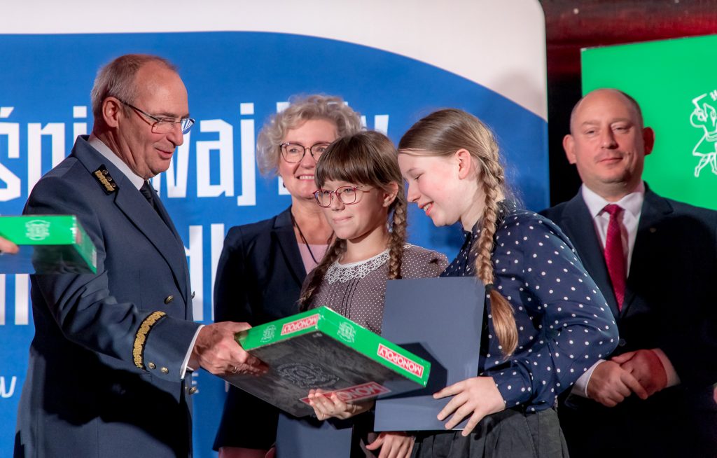 Prezes Leśny wręcza nagrody zwycięzcom konkursu