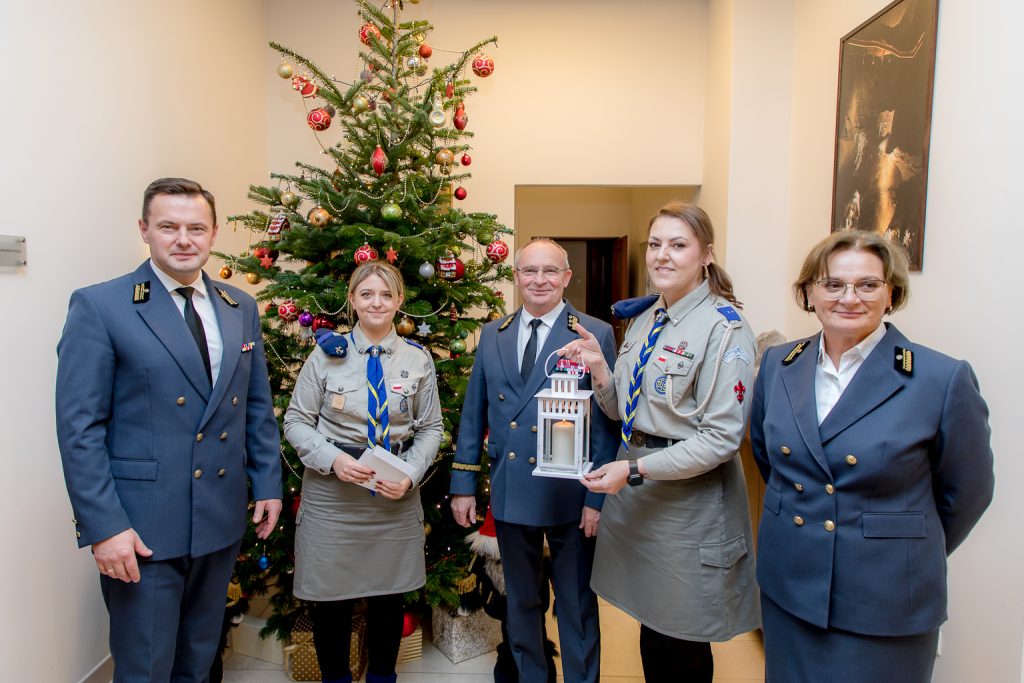 Szefowie kopalni, rzecznik prasowa oraz harcerki