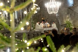 Widok na ołtarz główny