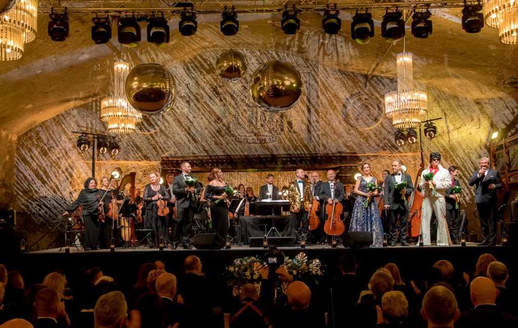 Artyści na scenie, komora oświetlona na złoty kolor