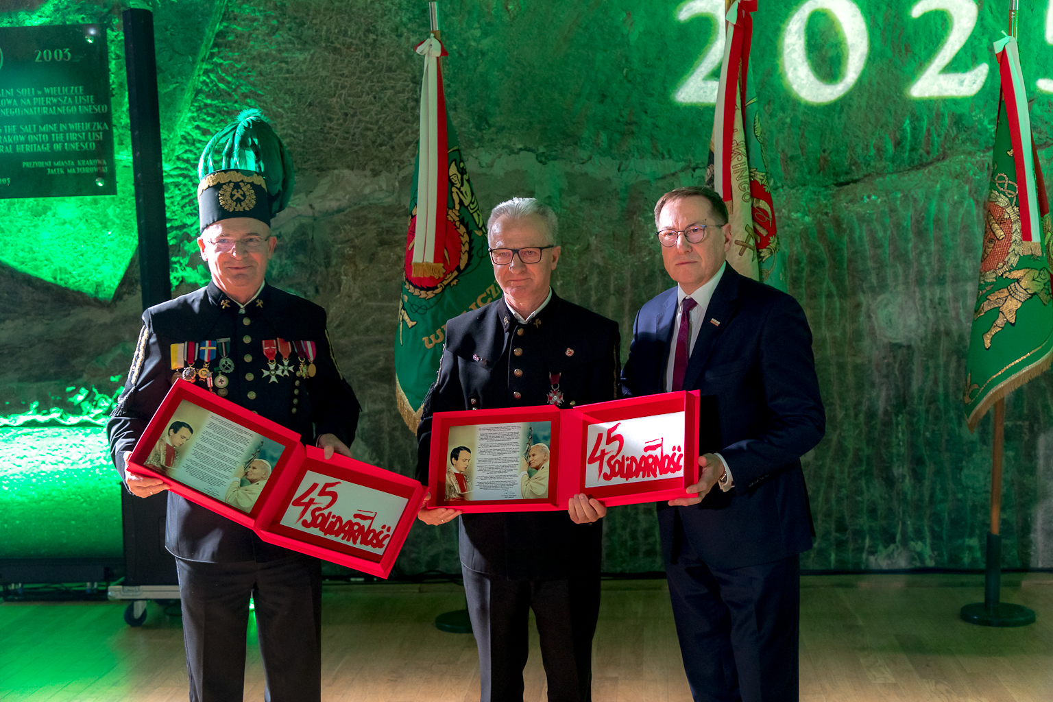 Prezes Marian Leśny - po lewej w galowym mundurze, prezentuje dyplom od "Solidarności"