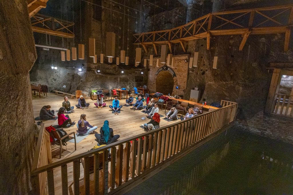 Komora Wessel. Kuracjusze ćwiczą na drewnianym podeście