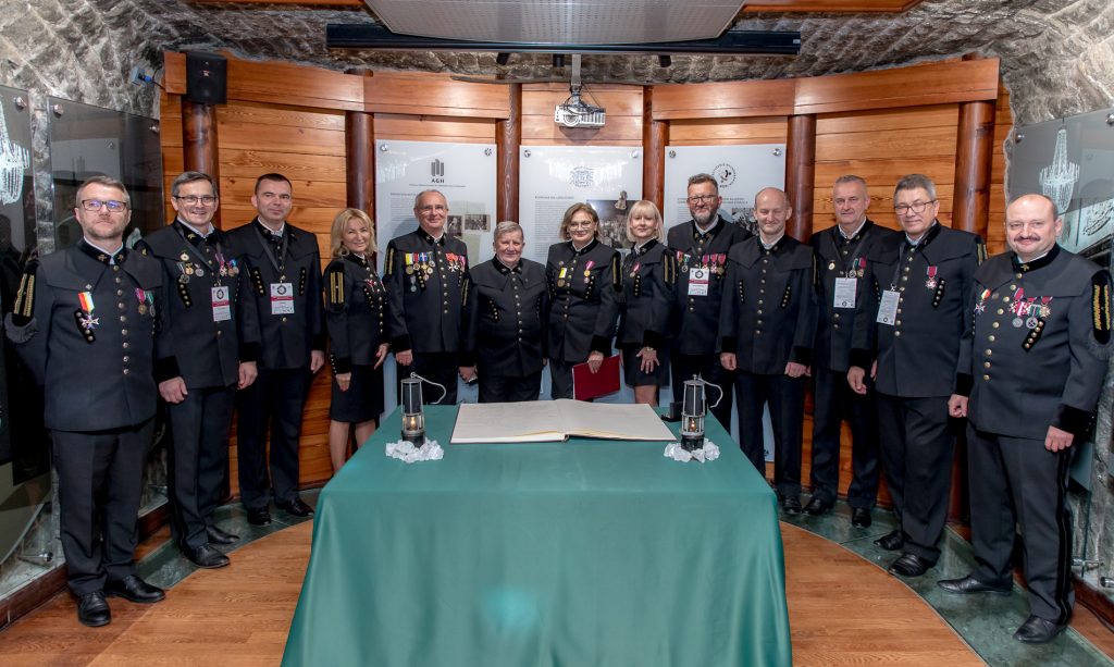 Pamiątkowe zdjęcie uczestników podziemnego spotkania Stowarzyszenia Wychowanków AGH